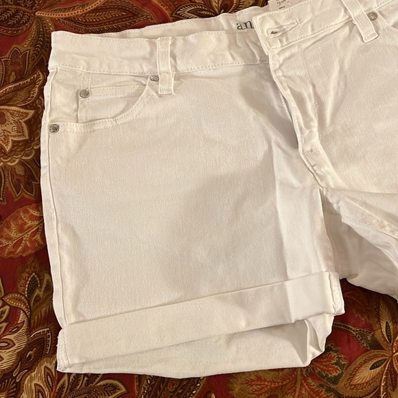 a.n.a White Stretch Denim Cuffed Shorts Size 6 - Picture 5 of 5
